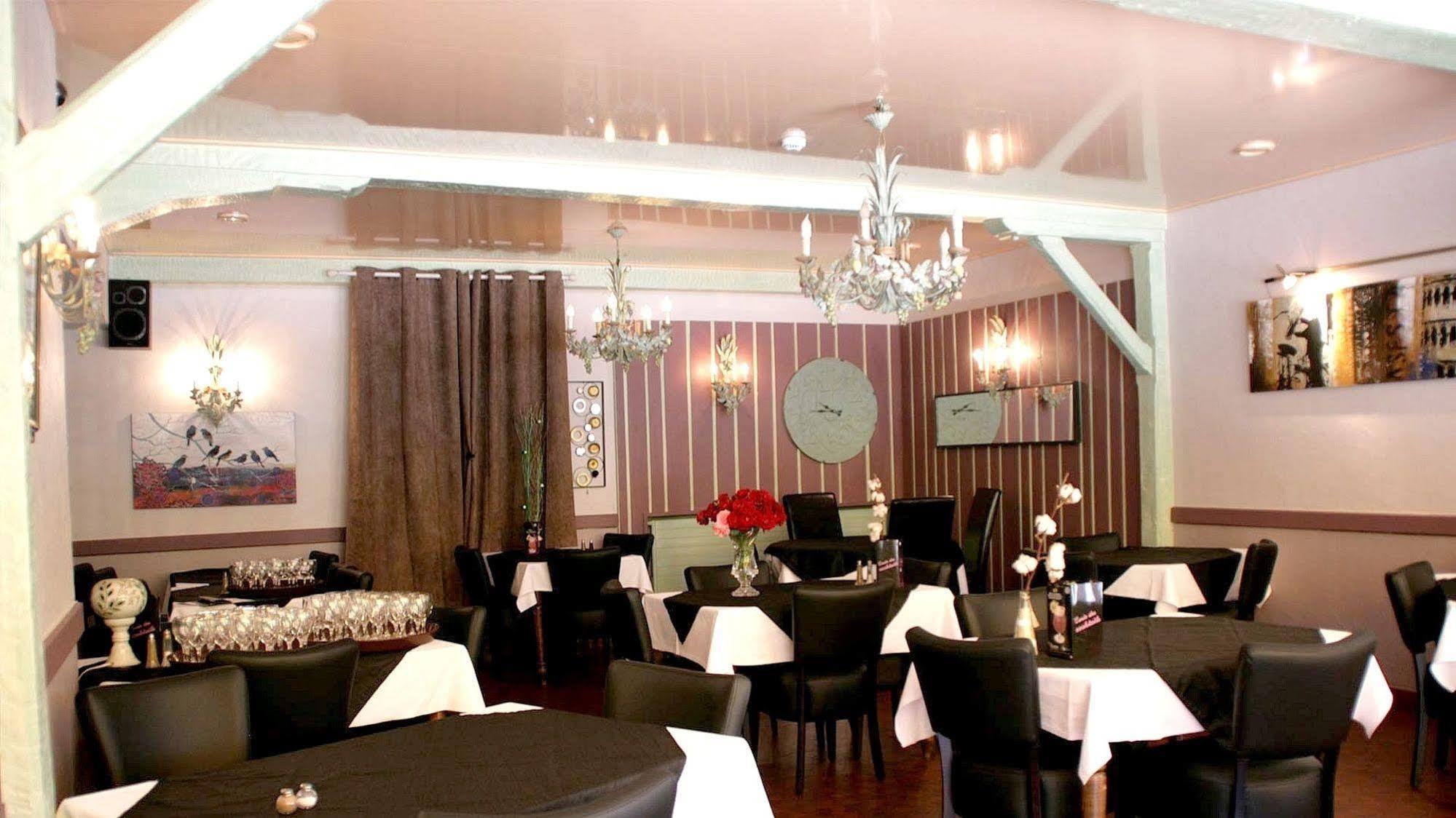 Hôtel Deshors-Foujanet Chamboulive Buitenkant foto