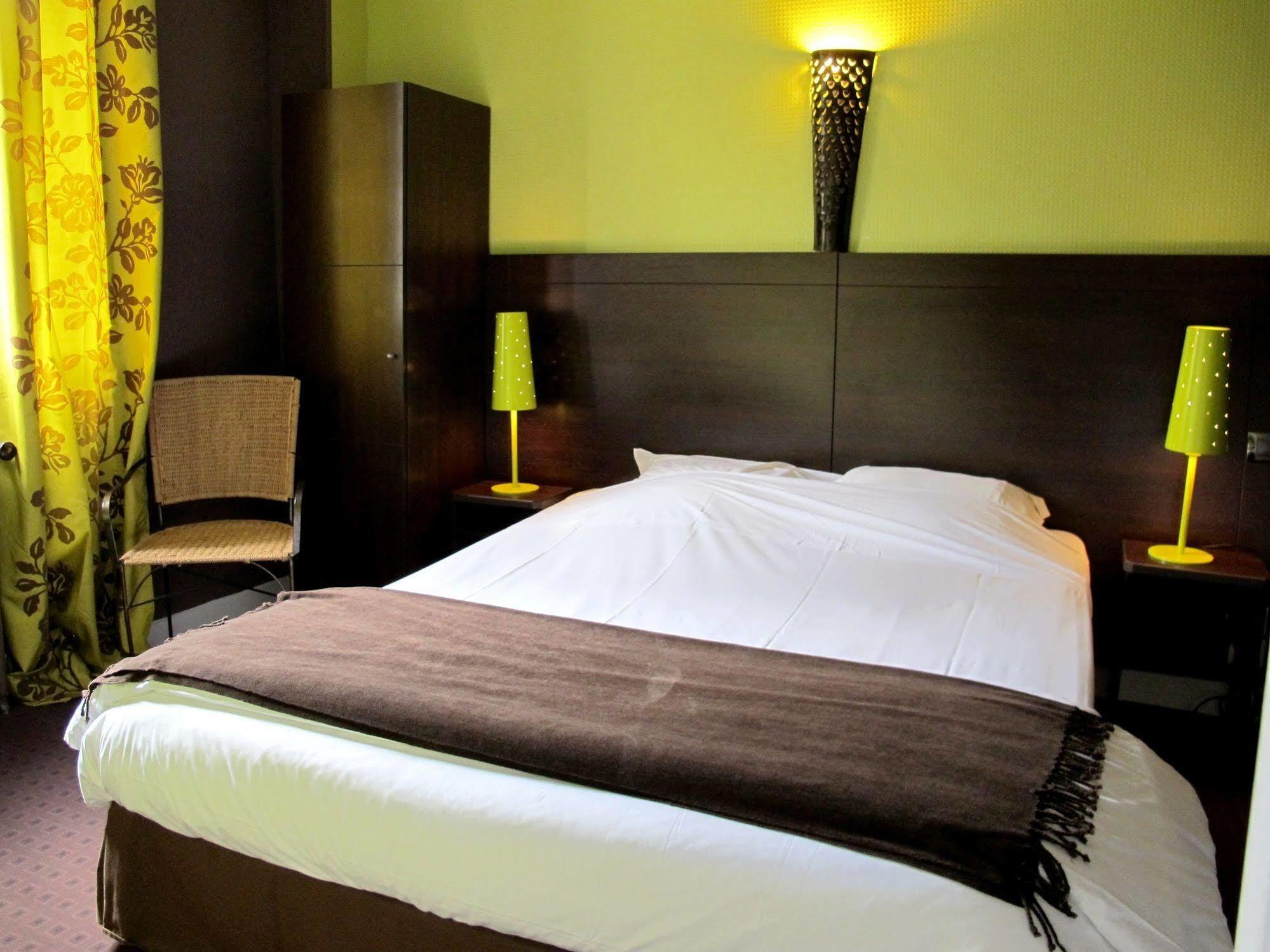 Hôtel Deshors-Foujanet Chamboulive Buitenkant foto